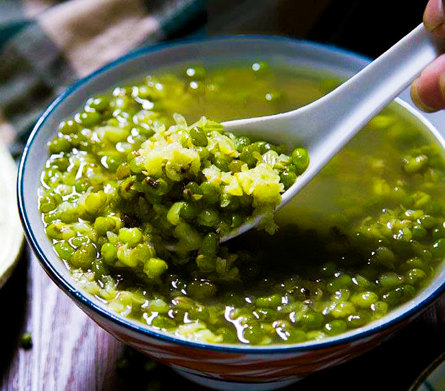 煮出颜色碧绿的绿豆汤的正确方法,怎么煮出来的绿豆汤不会变颜色