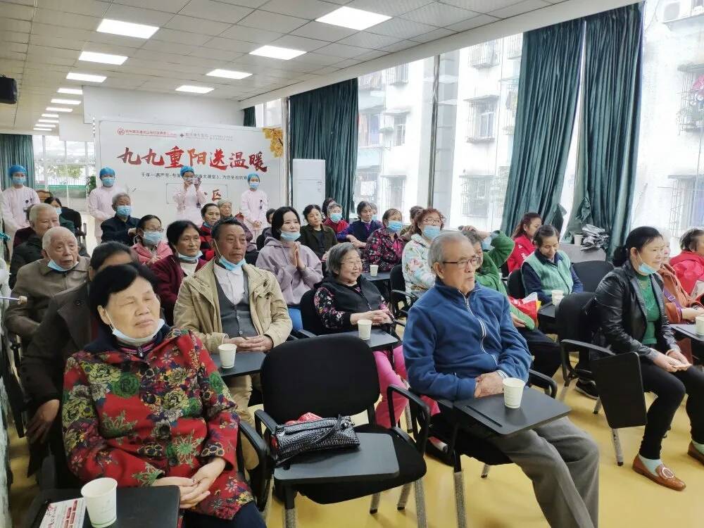 中医院为老人身体健康保驾护航,康舒老年护膝保暖老寒腿