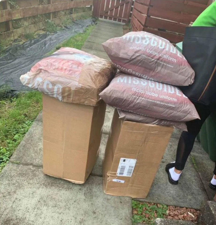 英国21岁女生为傍大款卖裸脚照片!成功收到信用卡,对方说:尽情花