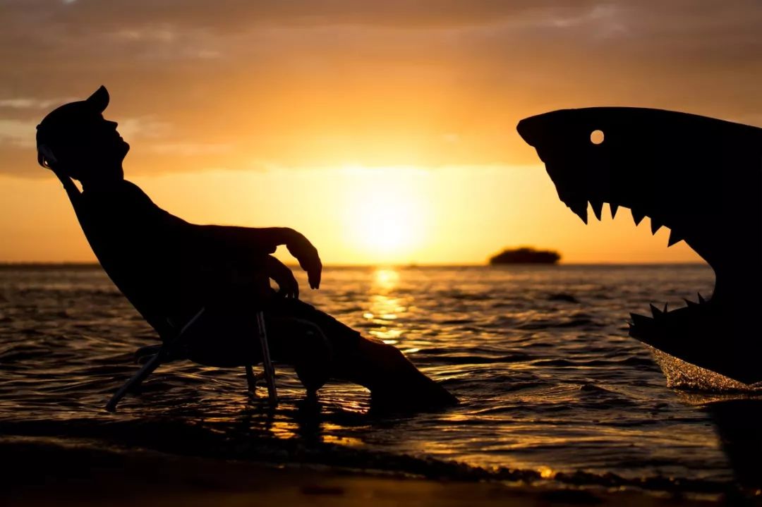 这个男人拍的漫画剪影，小孩看笑了，大人却哭了......