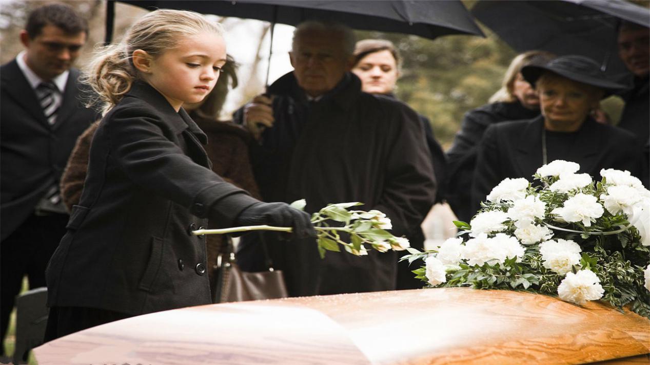 亲人去世哭不出来是心理有问题吗,亲人去世心里不难过是什么心理