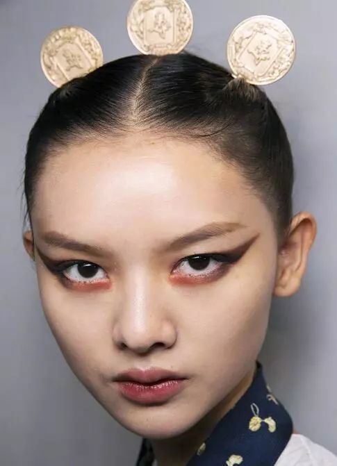 东方元素终于闪耀在时装金字塔尖 (东方元素时装周放异彩)