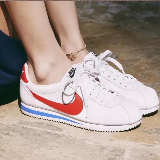 穿不了高跟鞋和硬底鞋,穿不了高跟鞋穿裙子搭配什么鞋