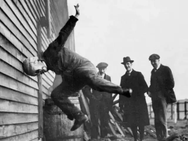 霍金站起来的照片,霍金站着