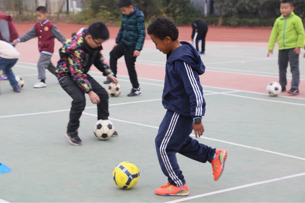 中非混血足球小将,七岁开始踢足球21岁入选国家队