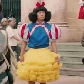 刘海可以盖住发际线的发型,适合发际线高并且没有刘海的发型