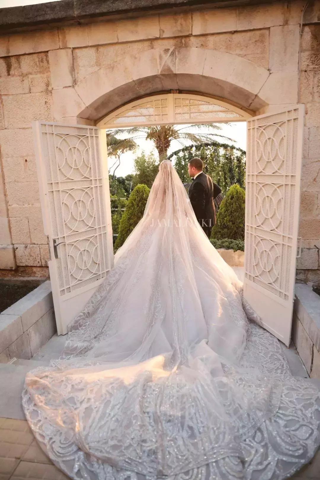 15万颗施华洛世奇水晶,eliesaab婚纱