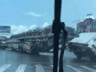 空中一字马搞笑图,一个突如其来的一字马