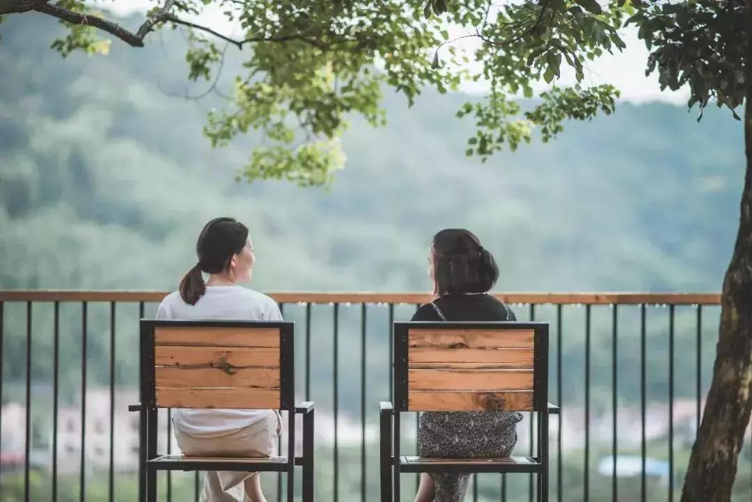 放弃世界顶尖银行工作,他回村当木匠,在废墟上盖出了爆美小院!