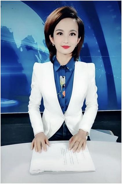 女主持人吃泡面,女主持人穿露锁骨衣服