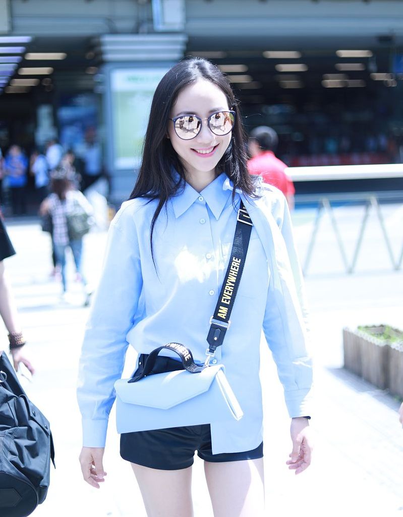 36岁韩雪机场条纹短裤坐姿,36岁韩雪气质百变台上造型御姐