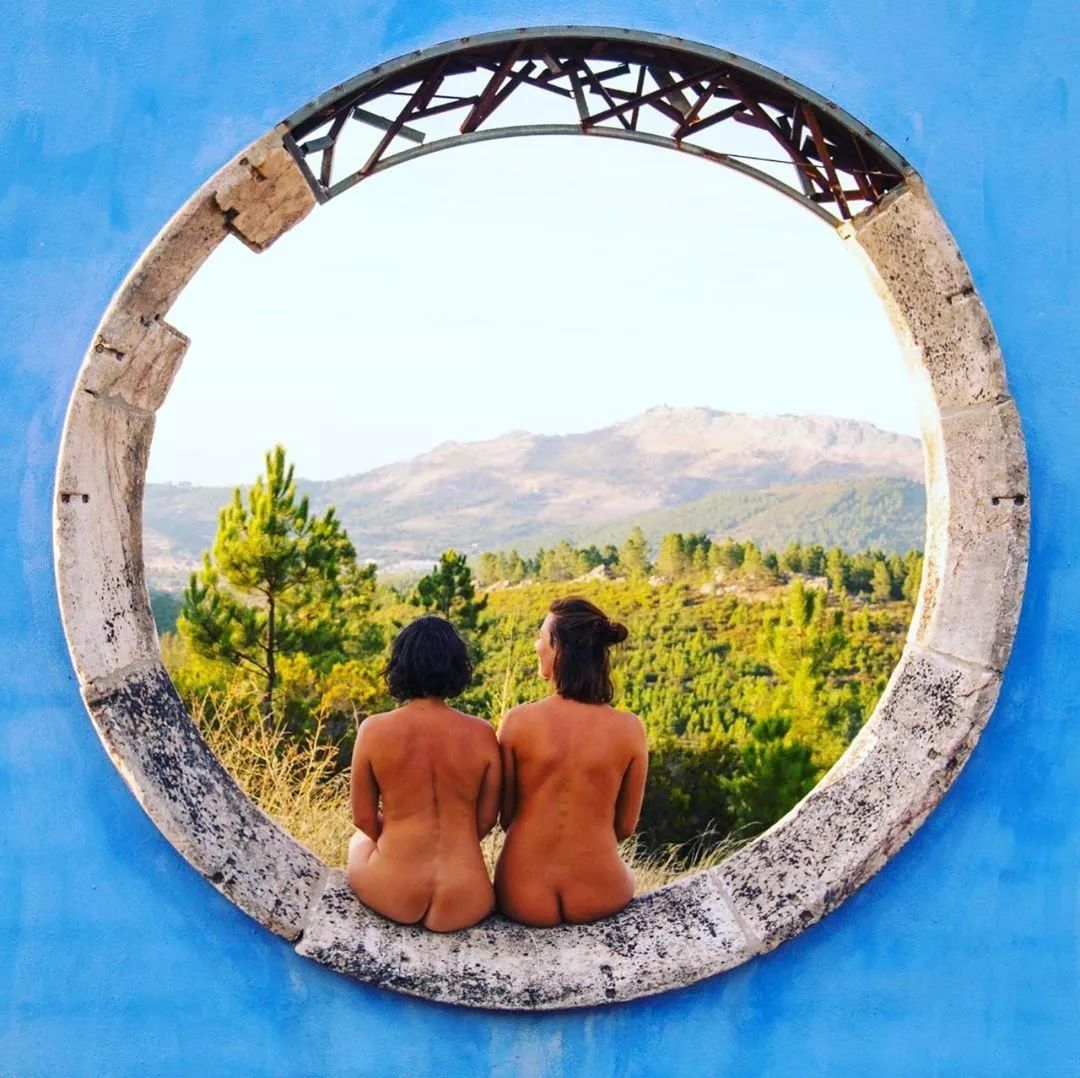 网红情侣“全裸”环游世界，拍下数千张裸体，只为告诉人们…