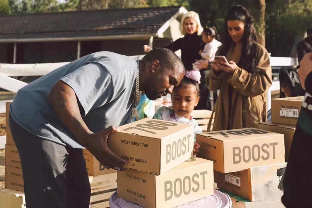 一个月生活费5000不够你花,一个月5000块钱生活费不到200