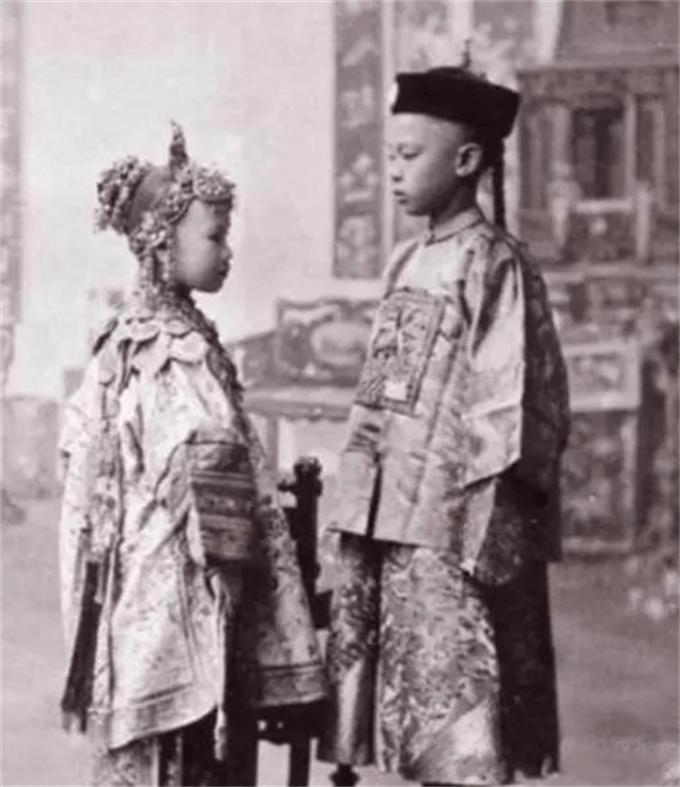 叶挺给童养媳300大洋，要求解除婚约，她却拿钱买下一间庵堂