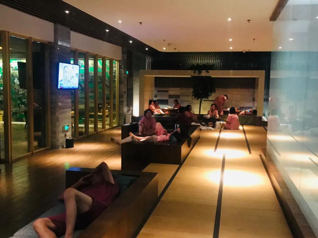 别卷了，东北澡堂都有图书馆和无限量麻辣烫了