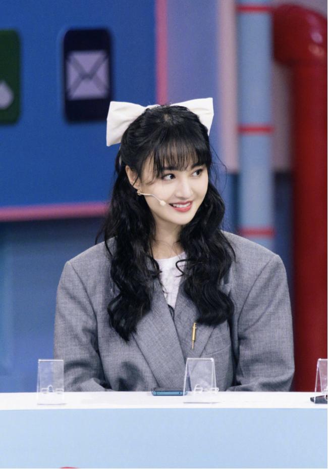 小蝴蝶结发饰怎么戴才好看,蝴蝶结发饰怎么戴在头上才好看