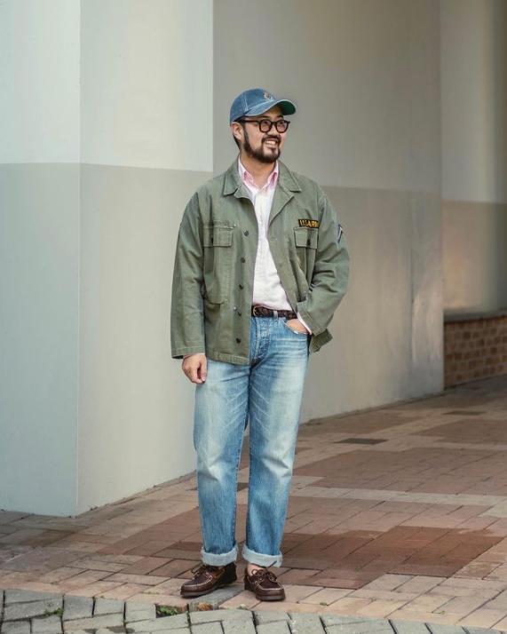 夹克配修身或者直筒牛仔裤,黑色夹克外套搭配深灰色牛仔裤