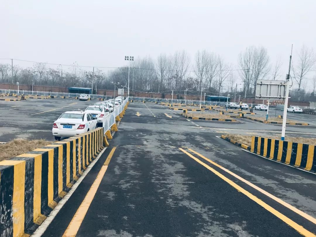 科目二爬坡溜车怎么办,科目二坡起溜车或熄火怎么办