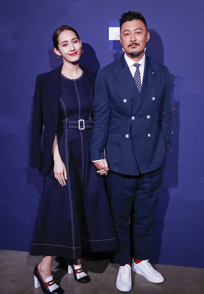 余文乐晒与儿子合照,余文乐骑电动车带孩子