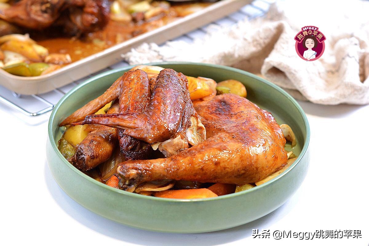 烤全鸡酥嫩鲜香,炭火烤全鸡怎么烤出外酥里嫩