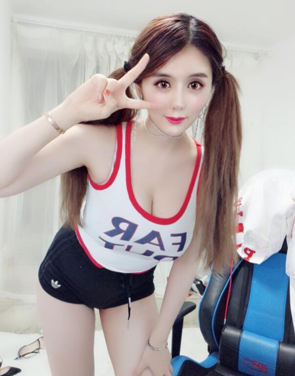 斗鱼美女主播张琪格现身*牙虎**直播间网友纷纷猜测这是要跳槽？