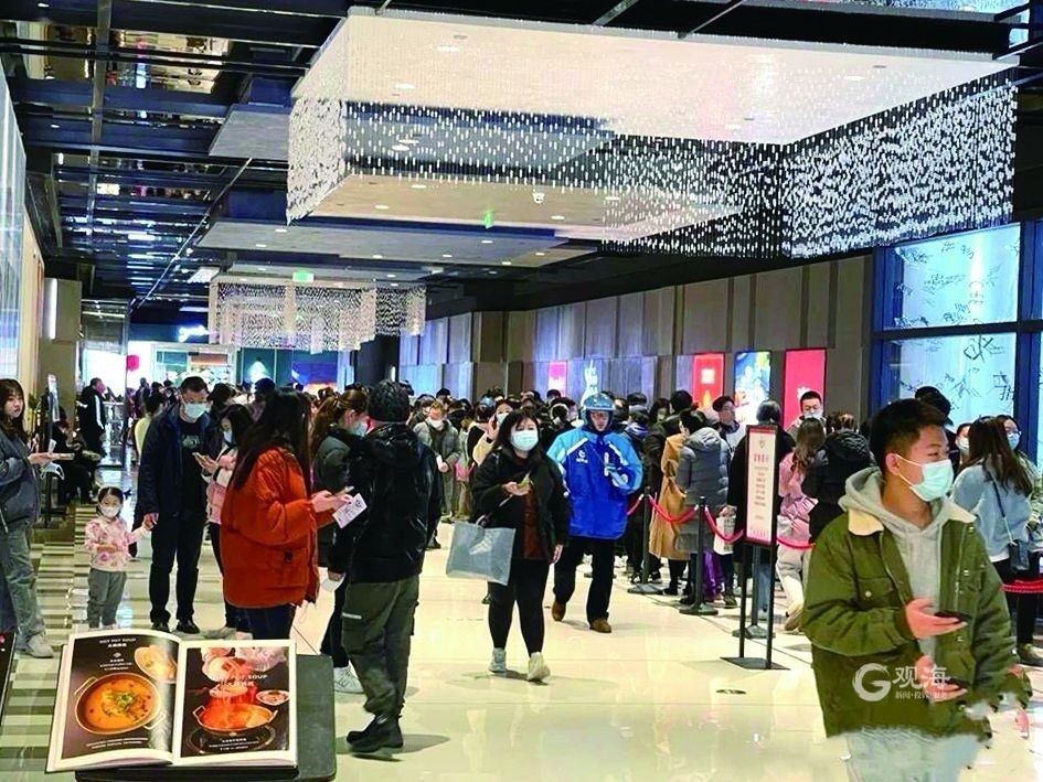 前方等位180桌、包间客房已满……“一桌难求”背后的青岛餐饮江湖