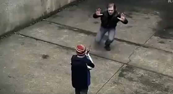 8岁男孩爱上老师，生死不顾为爱决斗！