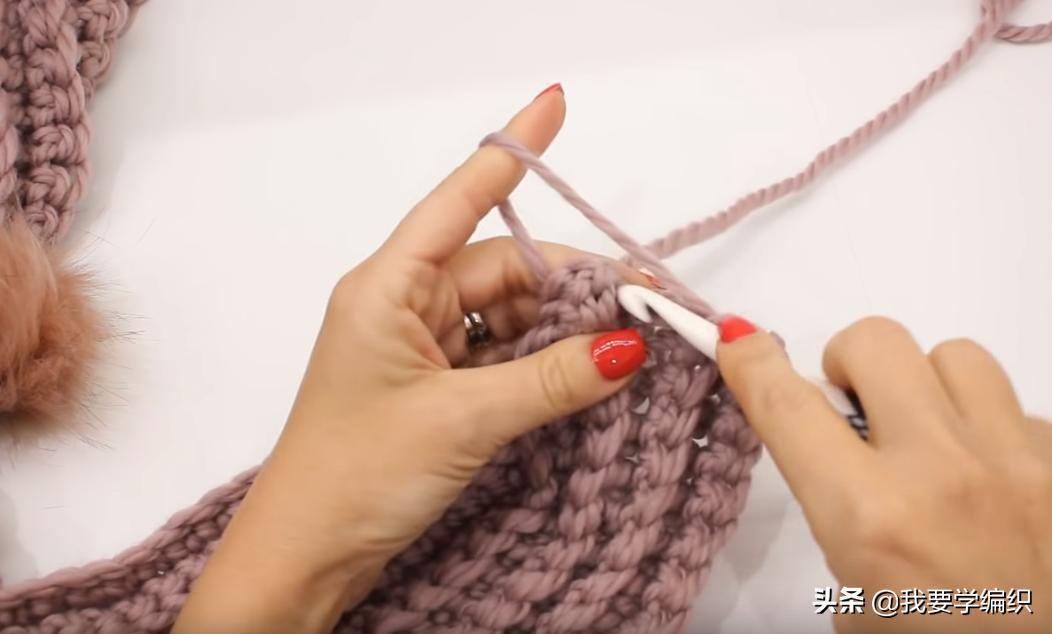 适合初学者学习的三角绒球围巾，简单易学，搭配衣服大气有范