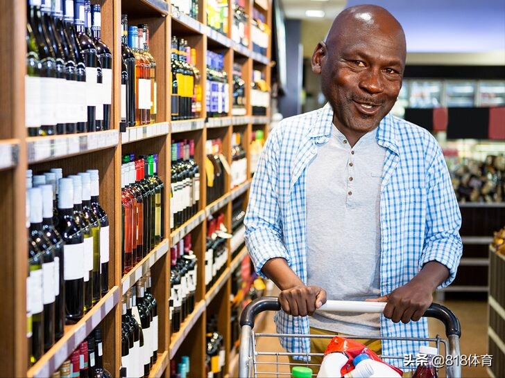 队友:乔丹趁超市快打烊去购物,当时收入100万美金,给店员一笔小费