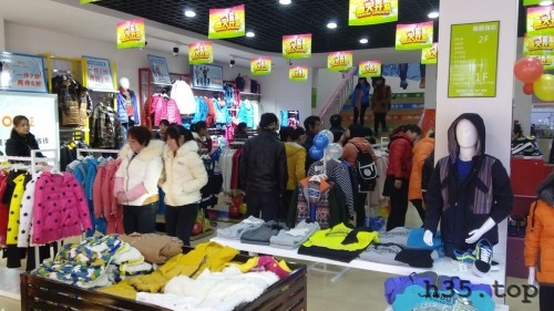 最新童装店双门头装修效果图,童装店怎么装修才有顾客