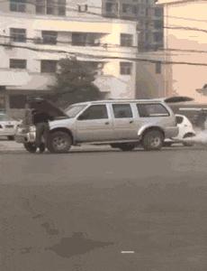 回家的路上看到这么多钱，背包都装不下啊，现在该怎么办