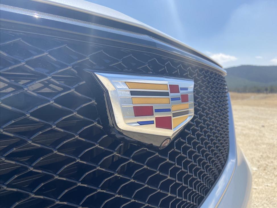 凯迪拉克xt5轻混动力加速测试,凯迪拉克xt52022款和沃尔沃xc60