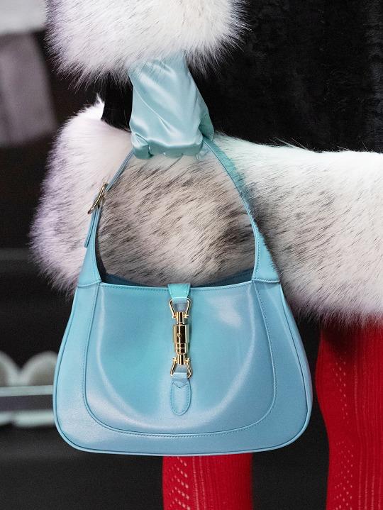 2023新款时尚半圆马鞍包,新款时髦高级感包