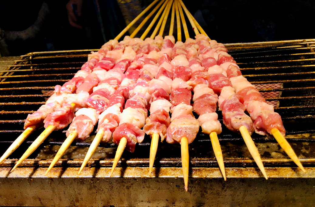 阜新夜市烤肉火爆：大串15元两，小串10元仨，也说说你那嘎达啥价