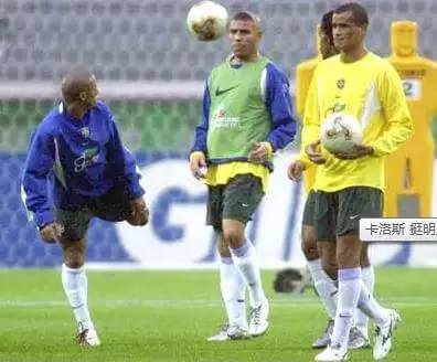 踢足球导致的o型腿能纠正吗,小学踢足球会导致o型腿吗