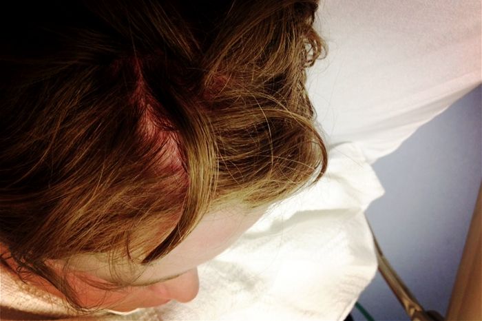 男孩二手市场买支持川普的帽子，戴上后深感自豪，结果遭同学群殴