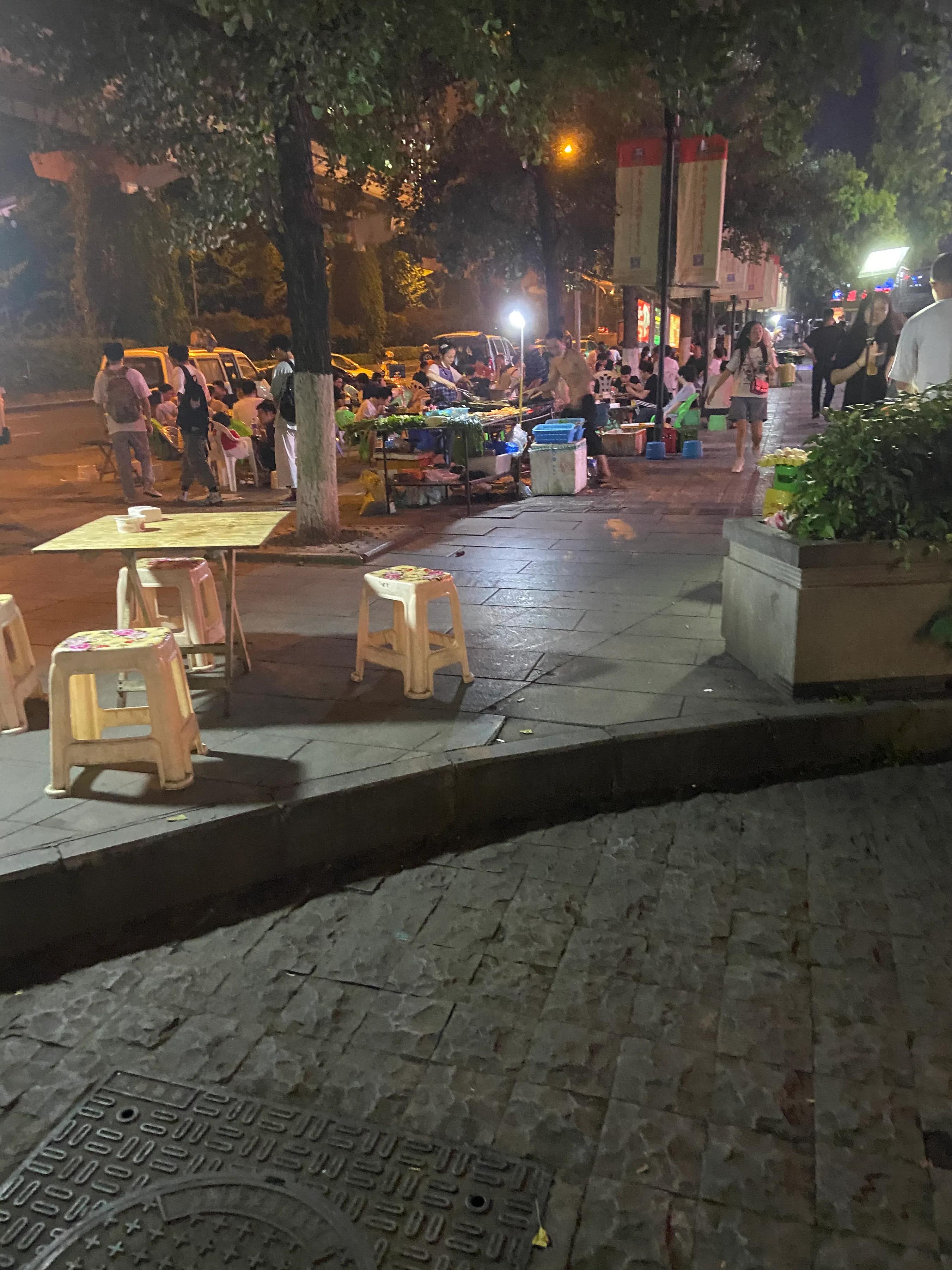 一个小伙摆摊卖烧烤一个月挣90万,摆摊卖烧烤到底是赚钱还是不赚钱