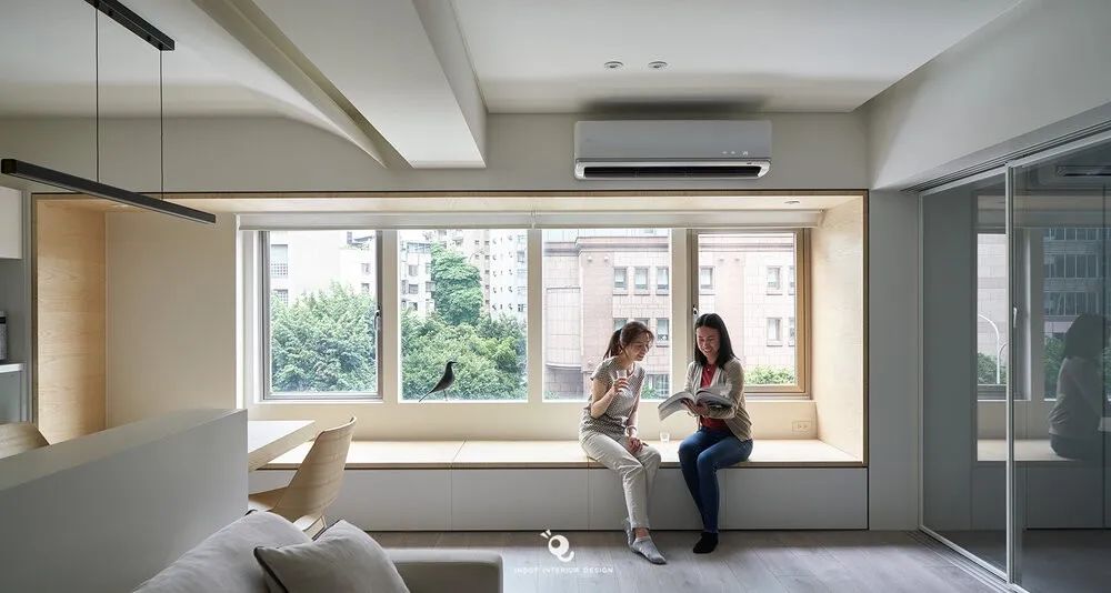 不顾后果砸掉飘窗,锤子砸下去瞬间,她们就后悔了