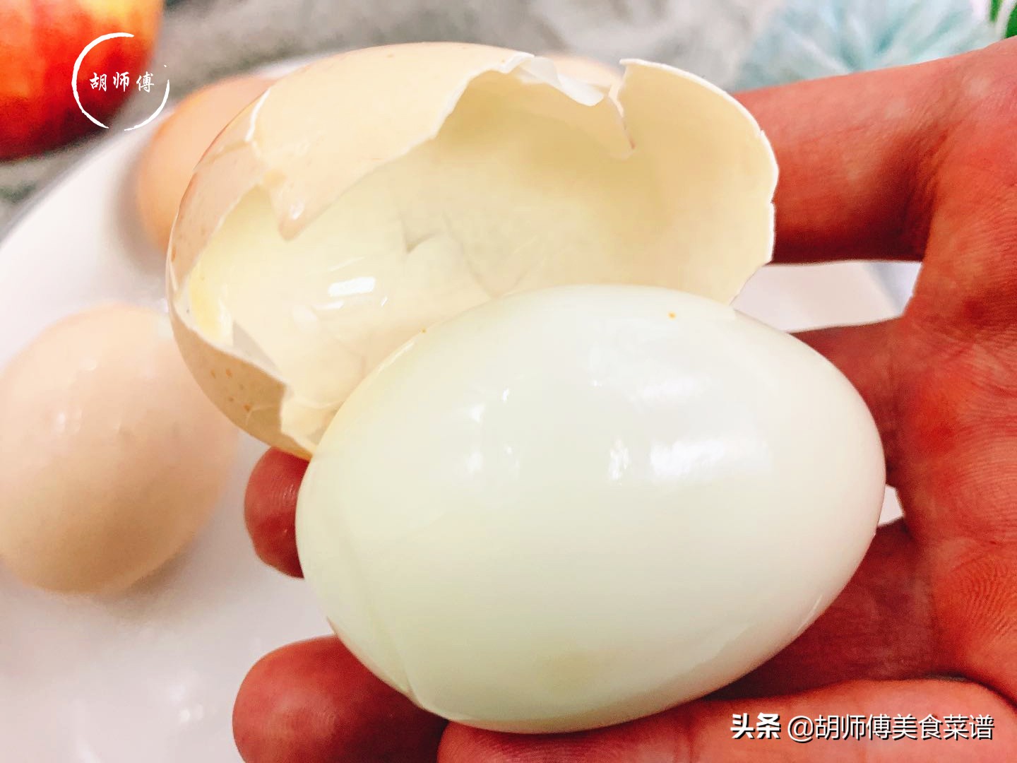 阿姨一分钟剥100个鸡蛋，学会她煮鸡蛋的方法，蛋壳轻轻一碰就掉