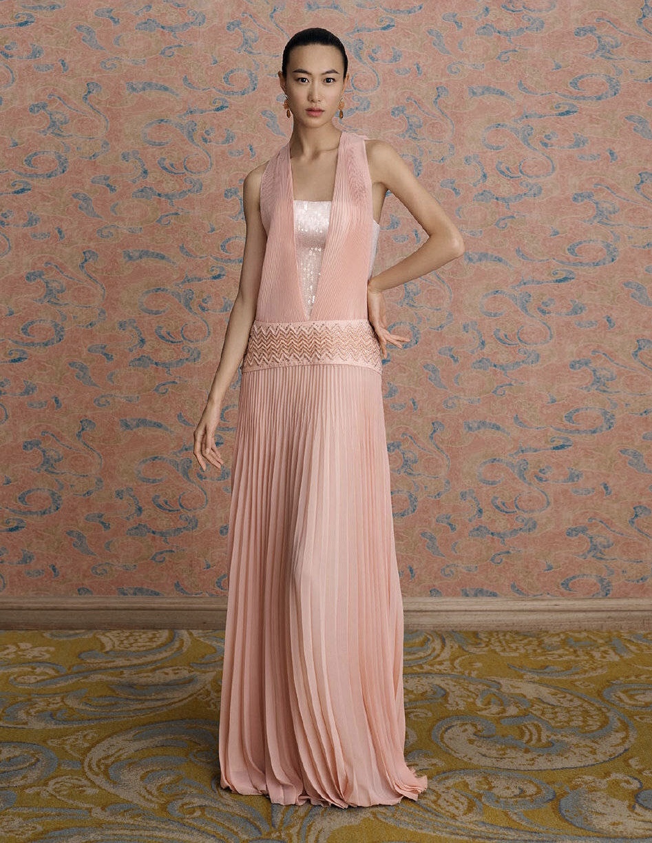 陈冠希老婆自带富贵相，穿渔网衣外搭条纹套装，腿上亮丝太抢镜