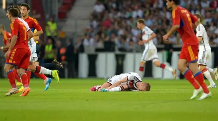 在巴萨889天里，有350天在受伤登贝莱之外还有哪些著名玻璃人