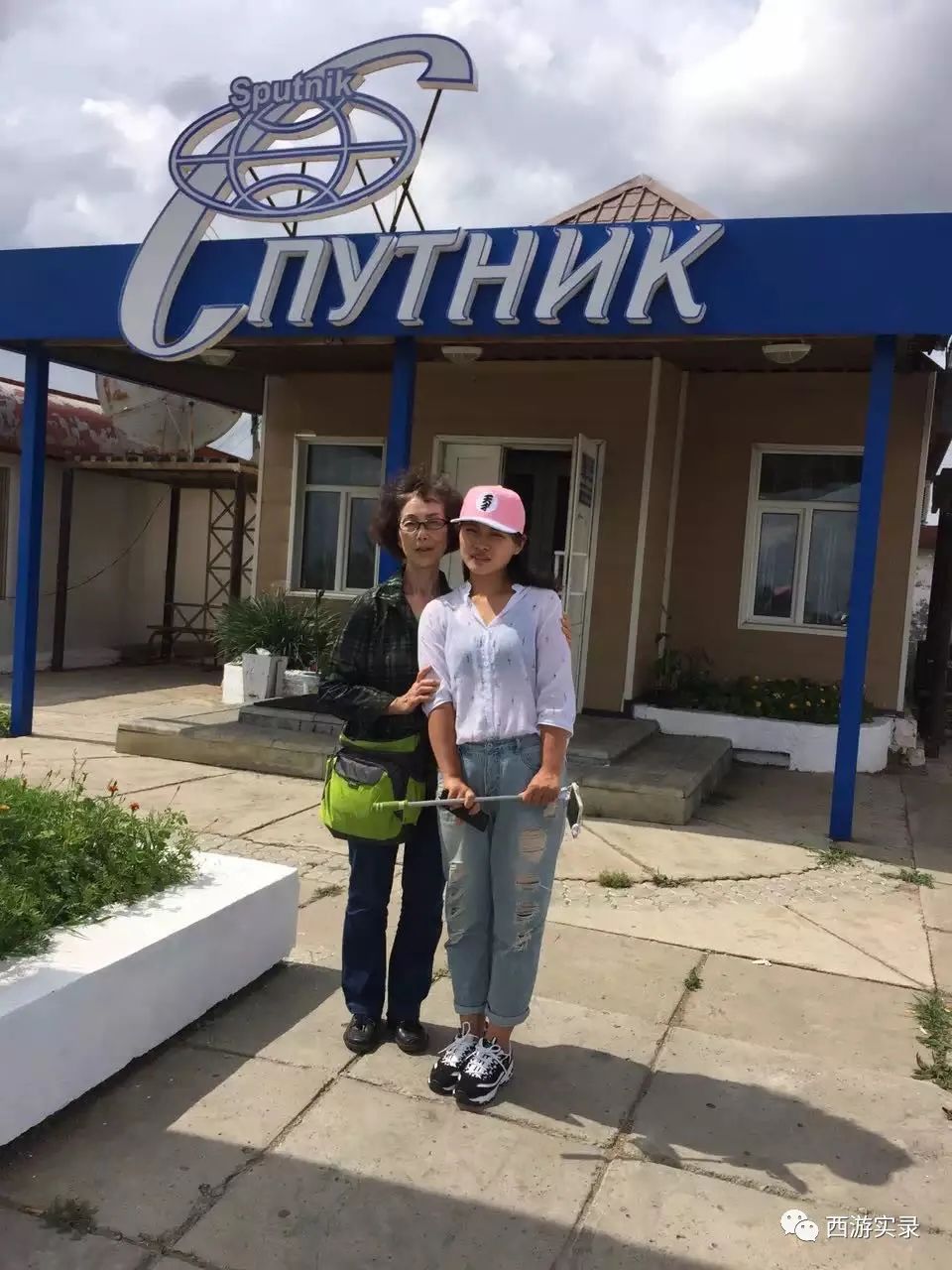 这女孩看到俄罗斯帅哥搭车，逼我停车，否则跳车