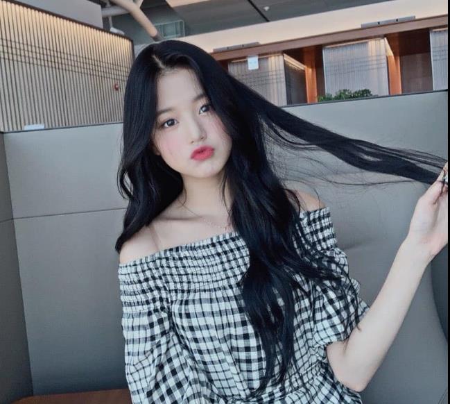 日常泫雅风发型,jennie超短裙造型走泫雅风