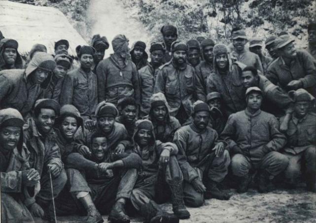 黑人退伍英雄被白人打瞎！凶手被判无罪，美国法律帮了志愿军大忙