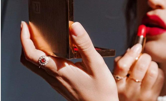 夏日如何把牛仔裤穿出时髦感,81套简约清爽的夏日穿搭时髦满分