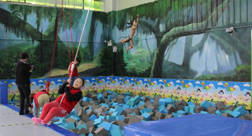 小孩戴安全绳蹦床花式玩法,各种花式蹦床合集