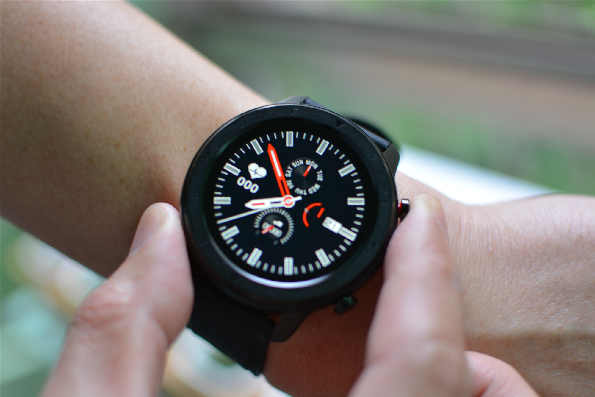 戴上智能手环进行户外运动,带上vivos15去旅行