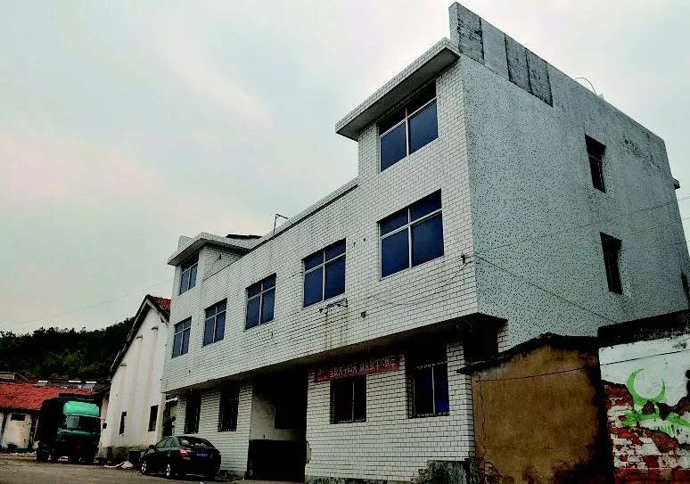 在只有KTV和麻将馆的县城里建一座图书馆,他们坚持了8年