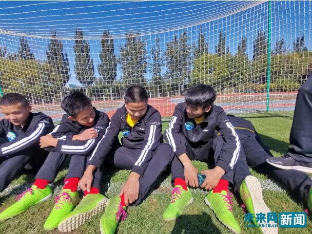 盲人足球看不见怎么踢的,盲人学生追逐足球梦想