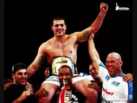 他靠凶猛足球踢、*力暴**踩踏KO众多名将，称雄MMA擂台！